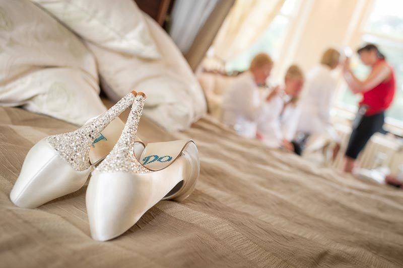 Цветные или белые свадебные туфли – как их подобрать под платье невесты