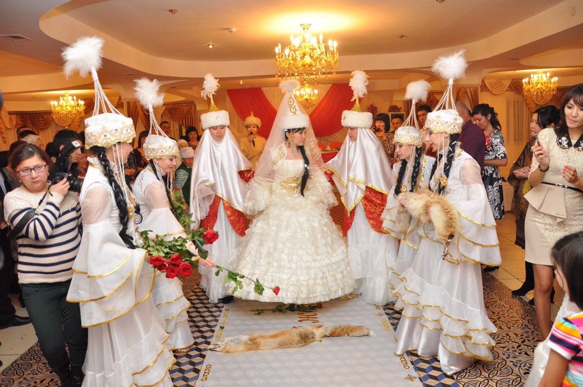 Kazakh traditions. Казахская традиция кудалык. Казахская традиция кыз узату. Казахские Свадебные обряды. Казахская свадьба обычаи.
