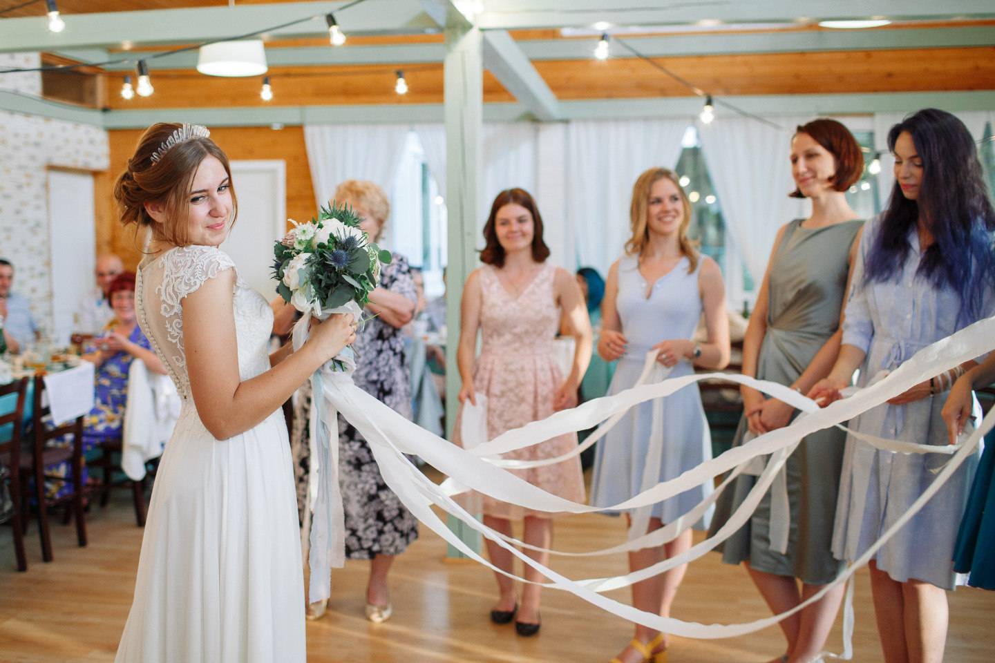 Букет невесты для бросания. Невеста бросает букет. Невеста бросает букет на свадьбе. Букет невесты с лентами бросание.