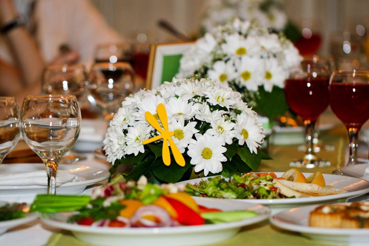 Банкетный столик. Свадебный стол с едой. Красивый праздничный стол. Накрыть праздничный стол. Украшение банкетного стола.