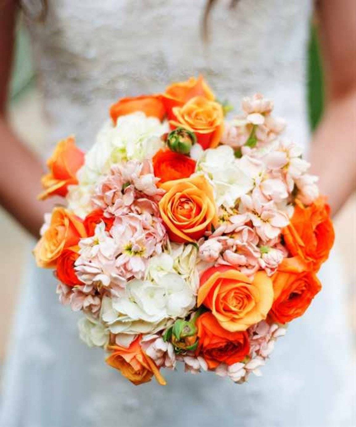 Свадебный букет – оранжевый с розами и другими цветами