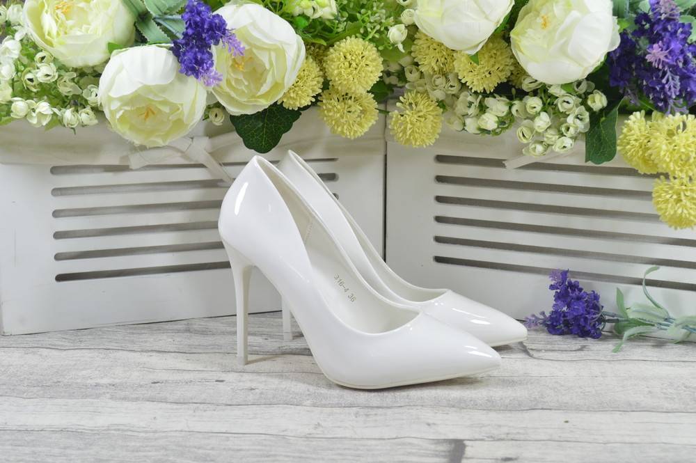 Свадебные туфли: выбор с учетом образа невесты и сезона