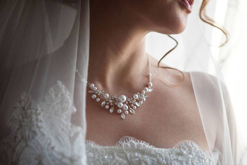 Украшения для невесты: подбираем к свадебному платью правильно серьги, аксессуары на шею и волосы для современной невесты