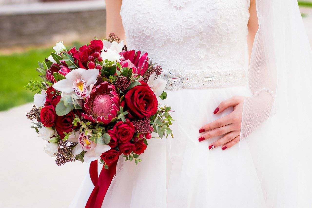 Красно-белая свадьба: страсть и нежность