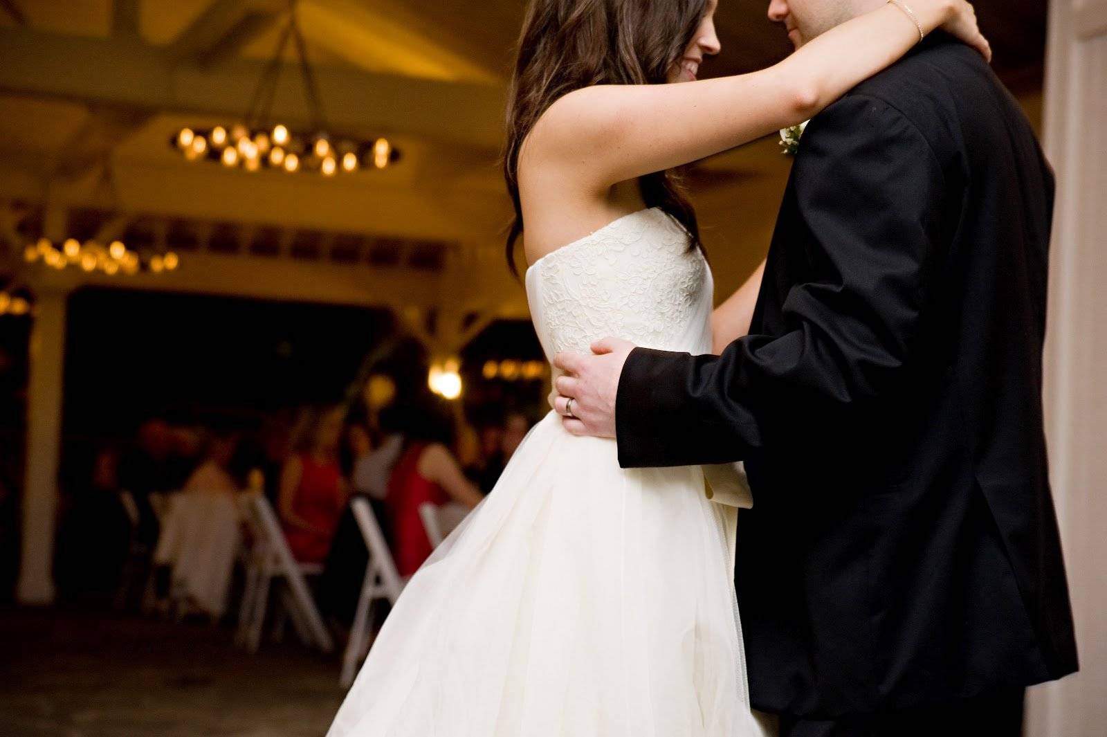 Танец жениха и невесты на свадьбе песни. Свадебный танец. Свадебный танец жениха и невесты. Танец жениха и невесты на свадьбе. Медленный танец.