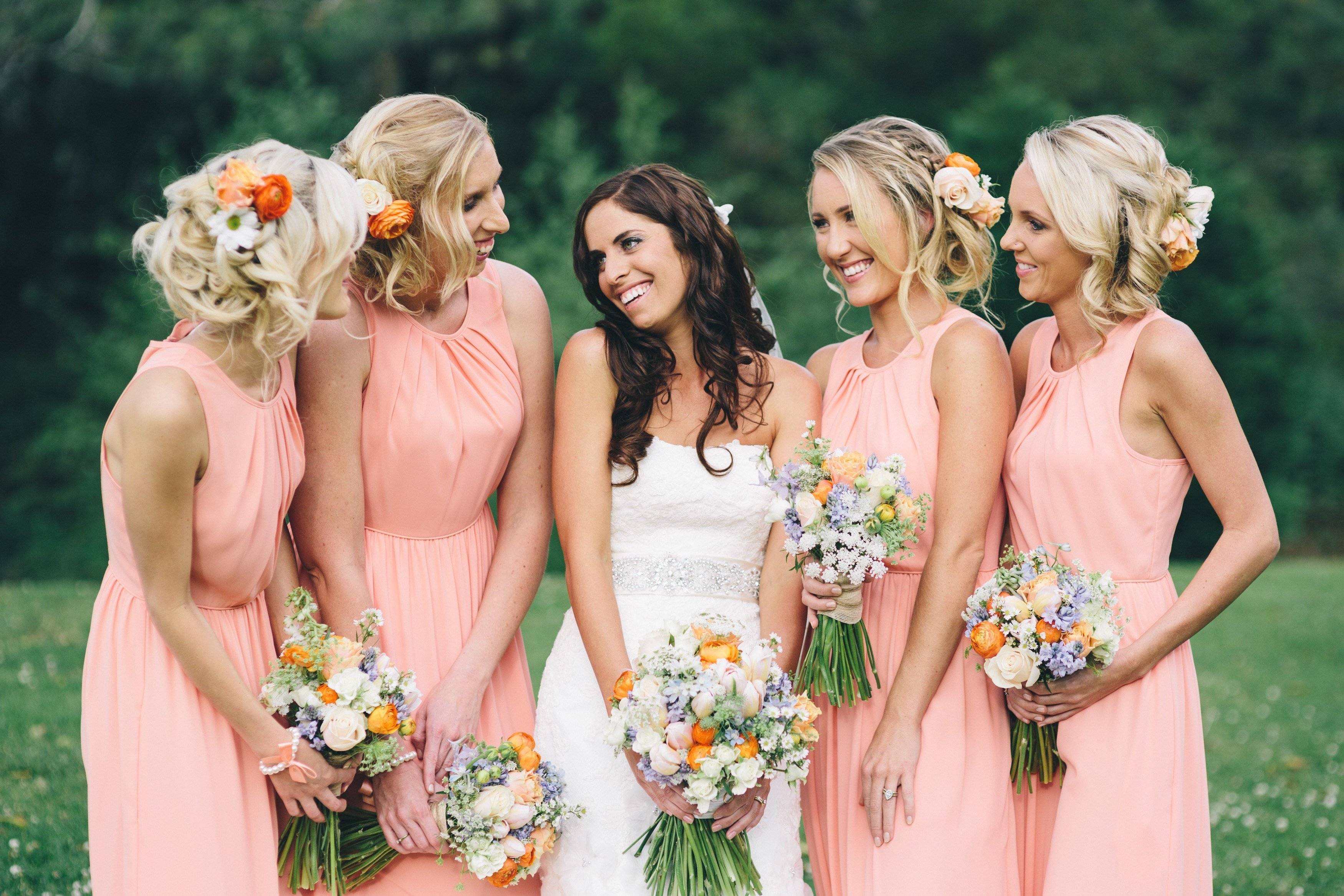 Дружки жениха. Прическа подружки невесты. Прическа для дружки на свадьбу. Прическа на свадьбу подружке невесты. Платье персикового цвета для подружек невесты.