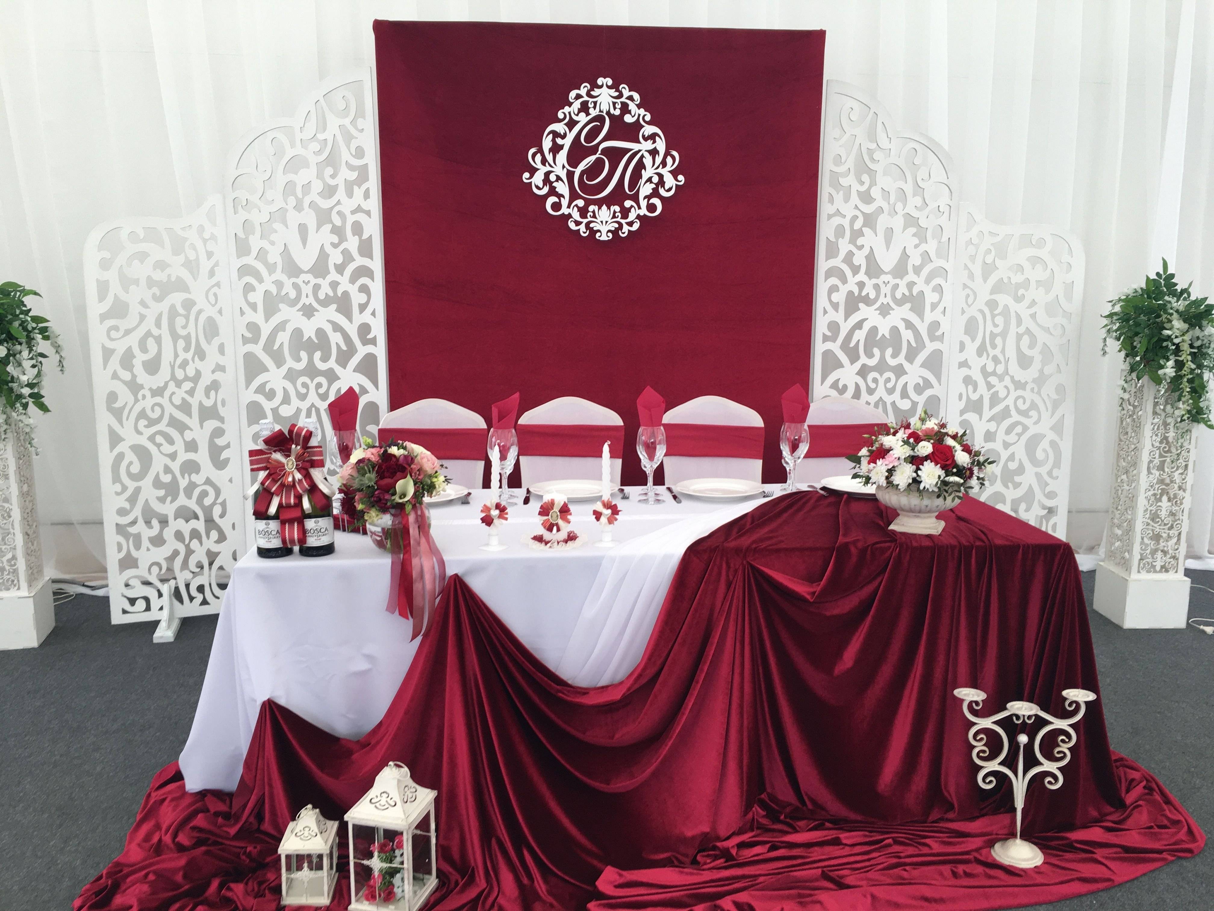 Как сделать бордовое оформление зала для свадьбы – идеи и примеры