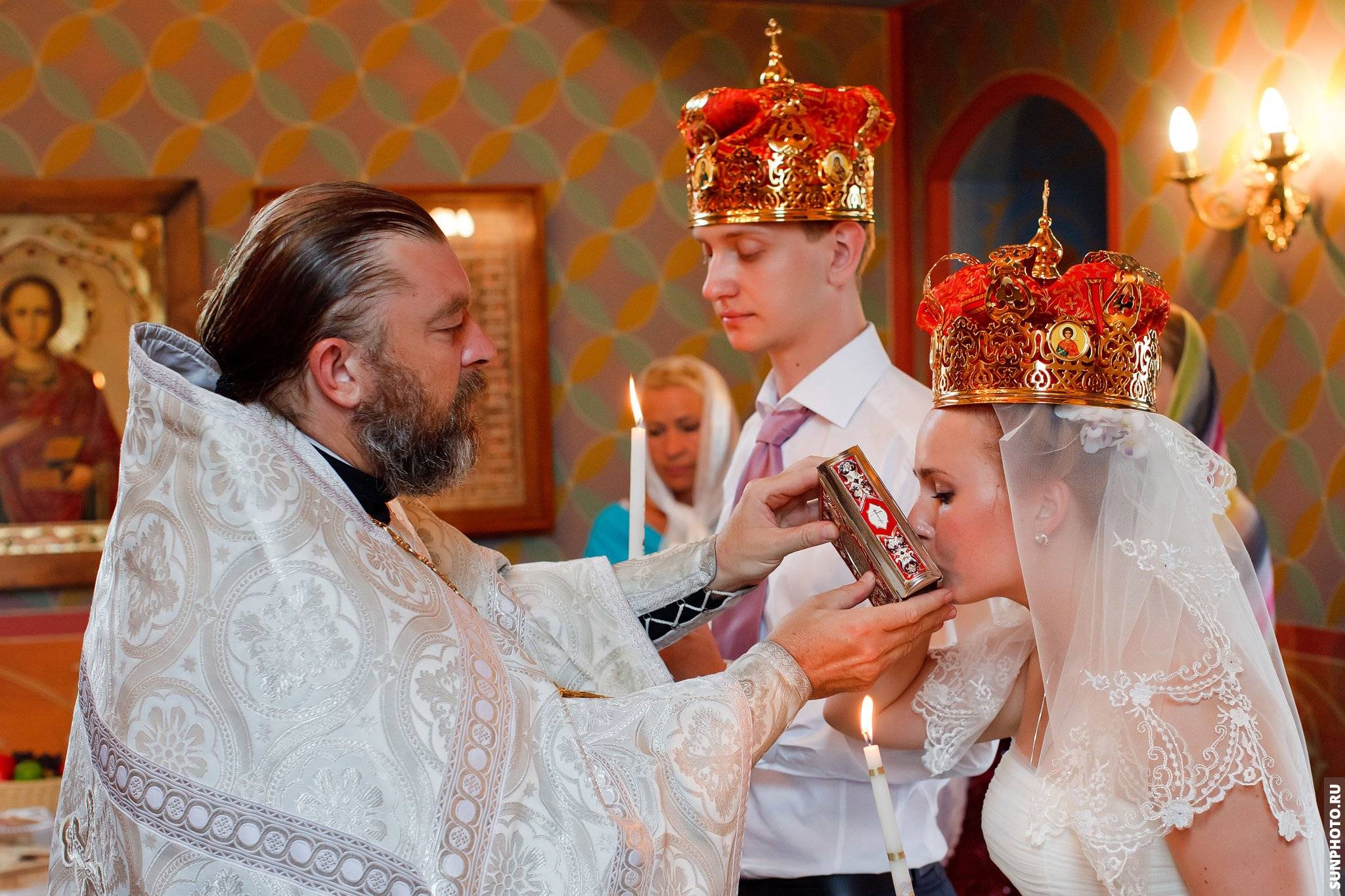 Церемония бракосочетания в церкви. Венчание. Венчание в православной церкви. Таинство венчания. Церковные обряды и ритуалы