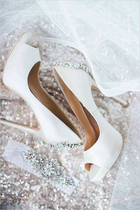 Яркие туфли невесты: создаем дополнительный эффект