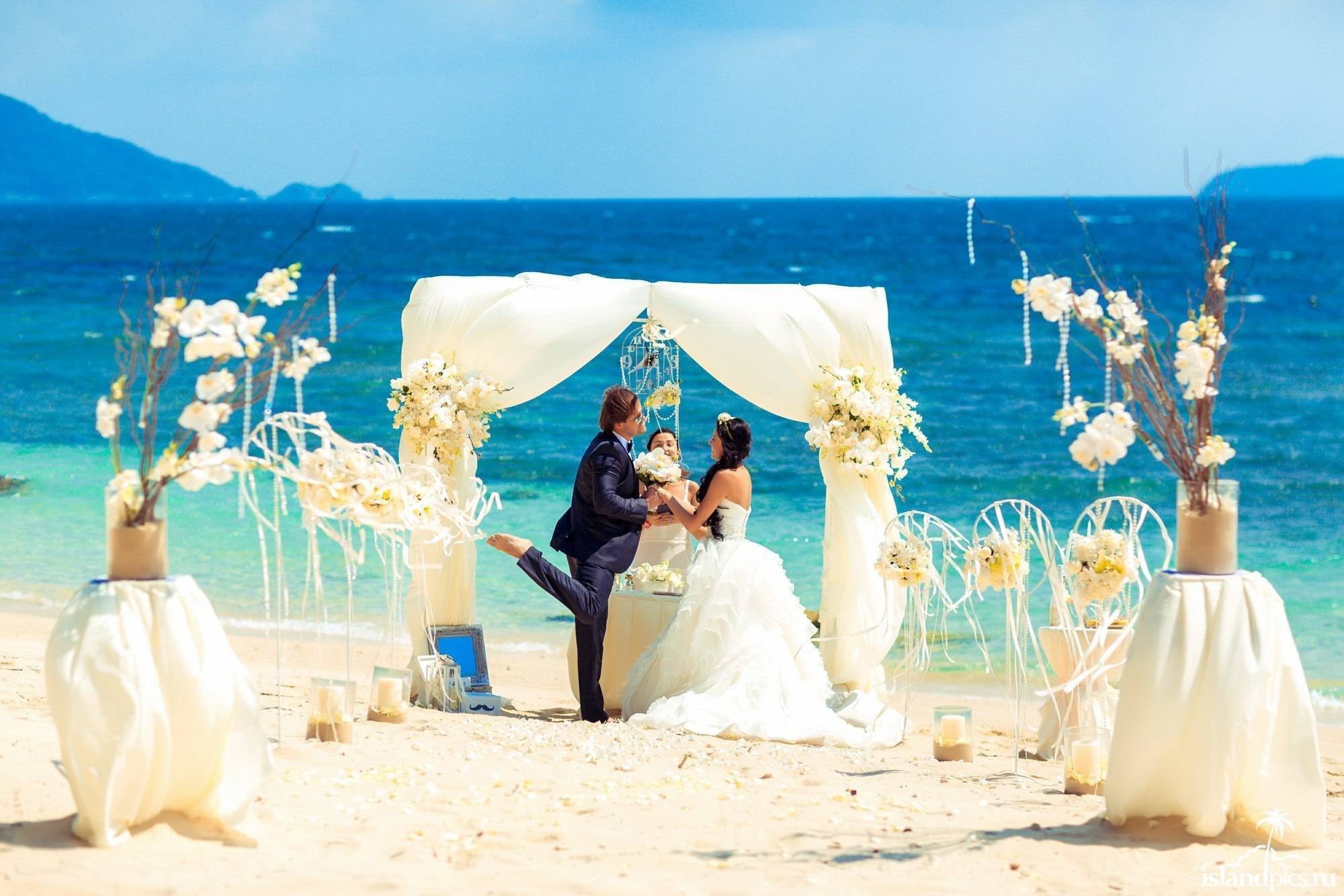 Где сделать свадебную. Свадьба на берегу моря. Свадьба у океана. Свадебная церемония на море. Венчание на берегу океана.