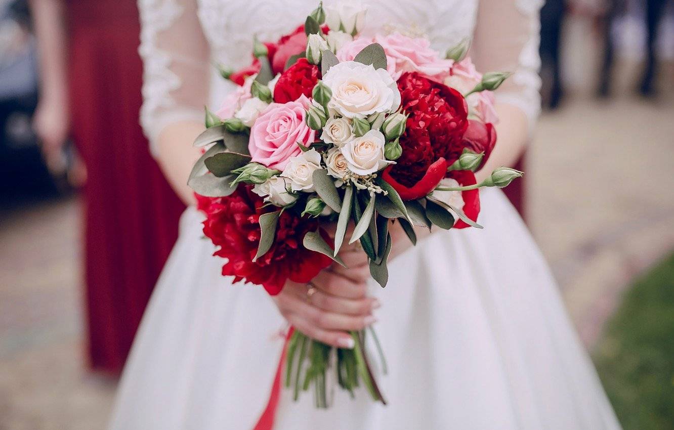 Красивый свадебный букет невесты: красно-белая композиция из роз и других цветов