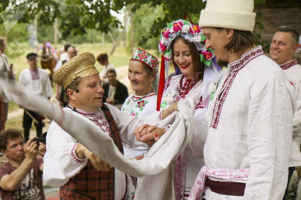 Обычаи белорусского народа. Традиции белорусского народа. Традиционная белорусская свадьба. Обряды белорусов. Белорусский свадебный наряд национальный.