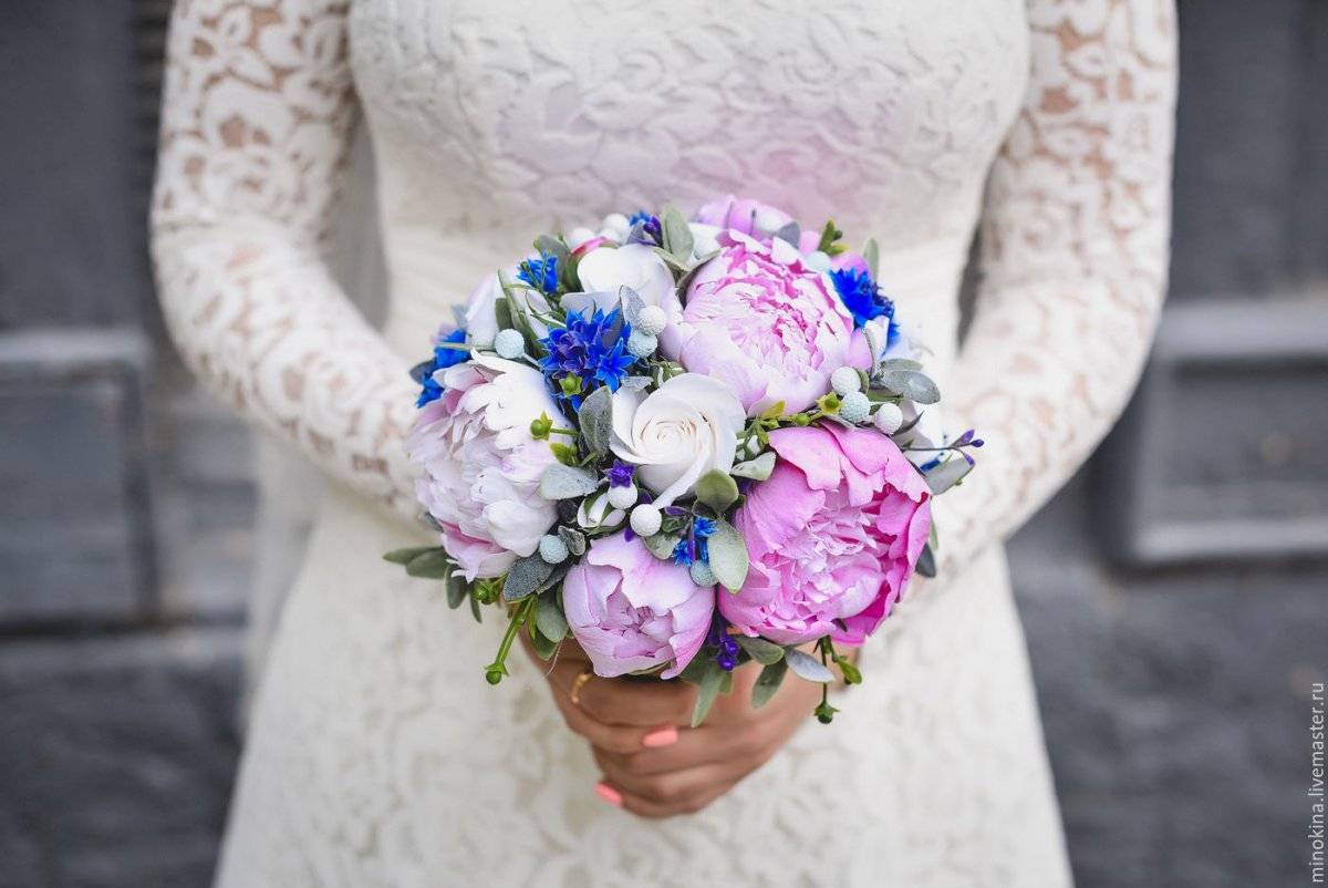 Букет невесты бело-синий из роз ? – варианты [2019] с фото