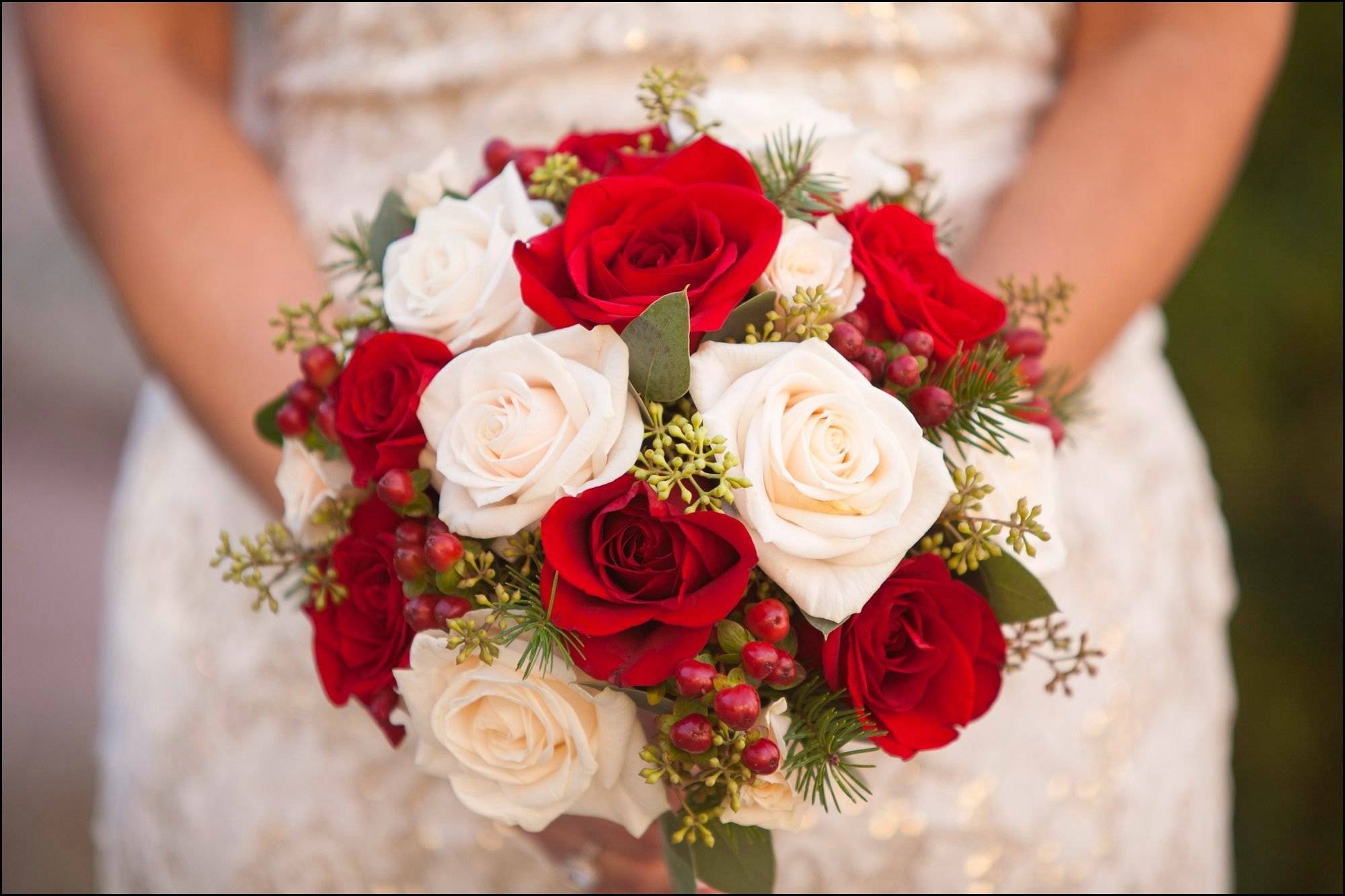 Бело красные свадебные букеты - как выбрать, сочетание цветов с фото