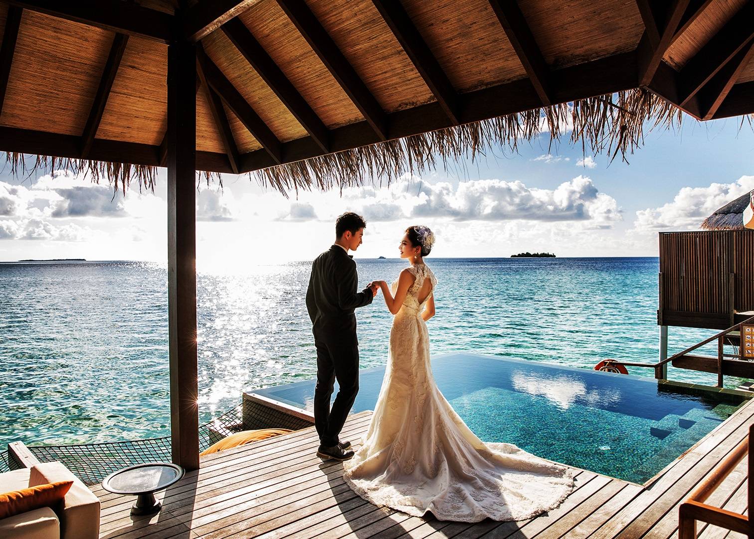 Молодожены на Мальдивах. Emerald Maldives Resort & Spa Свадебная церемония. Свадьба на острове. Свадьба на островах для двоих. Самый большой романтик