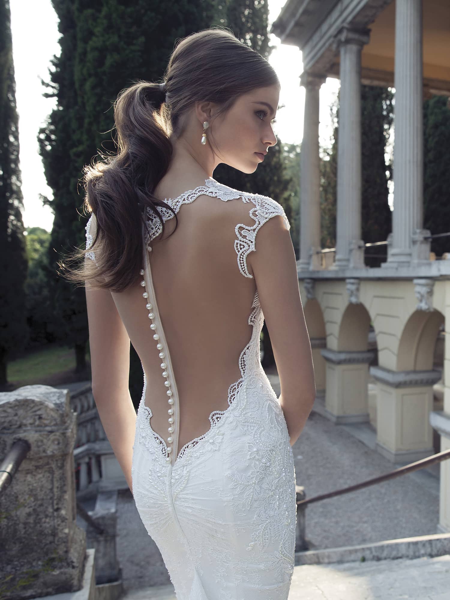 Свадебные платья с открытой спиной: популярные фасоны, фото