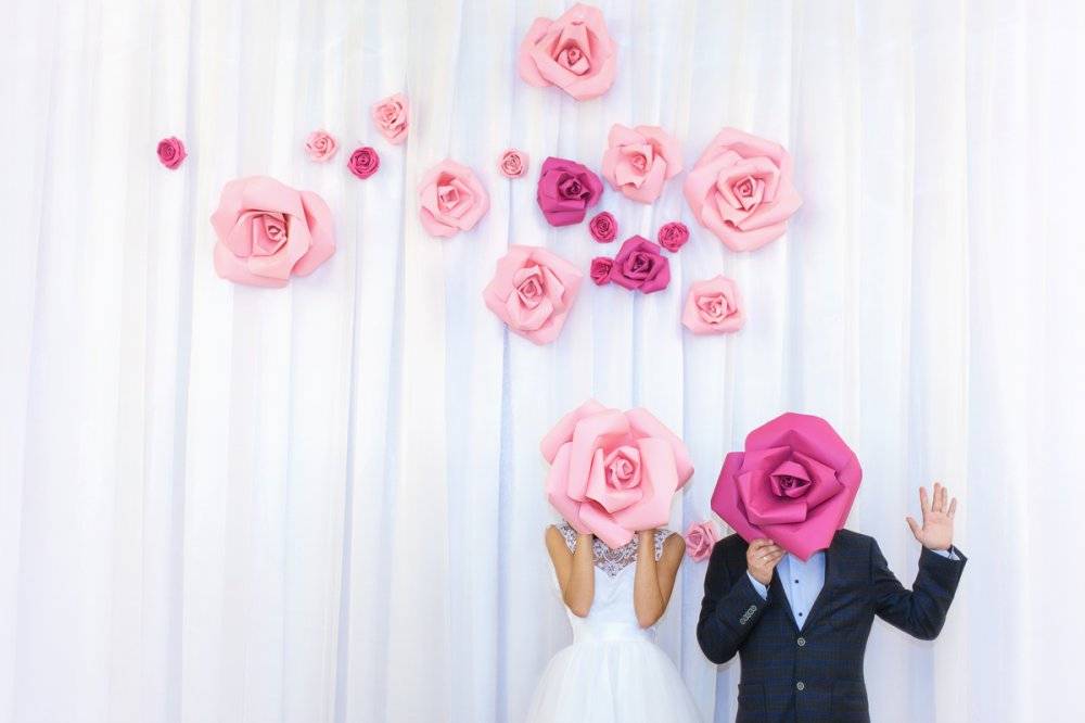 Украшение свадьбы большими цветами из изолона, бумаги