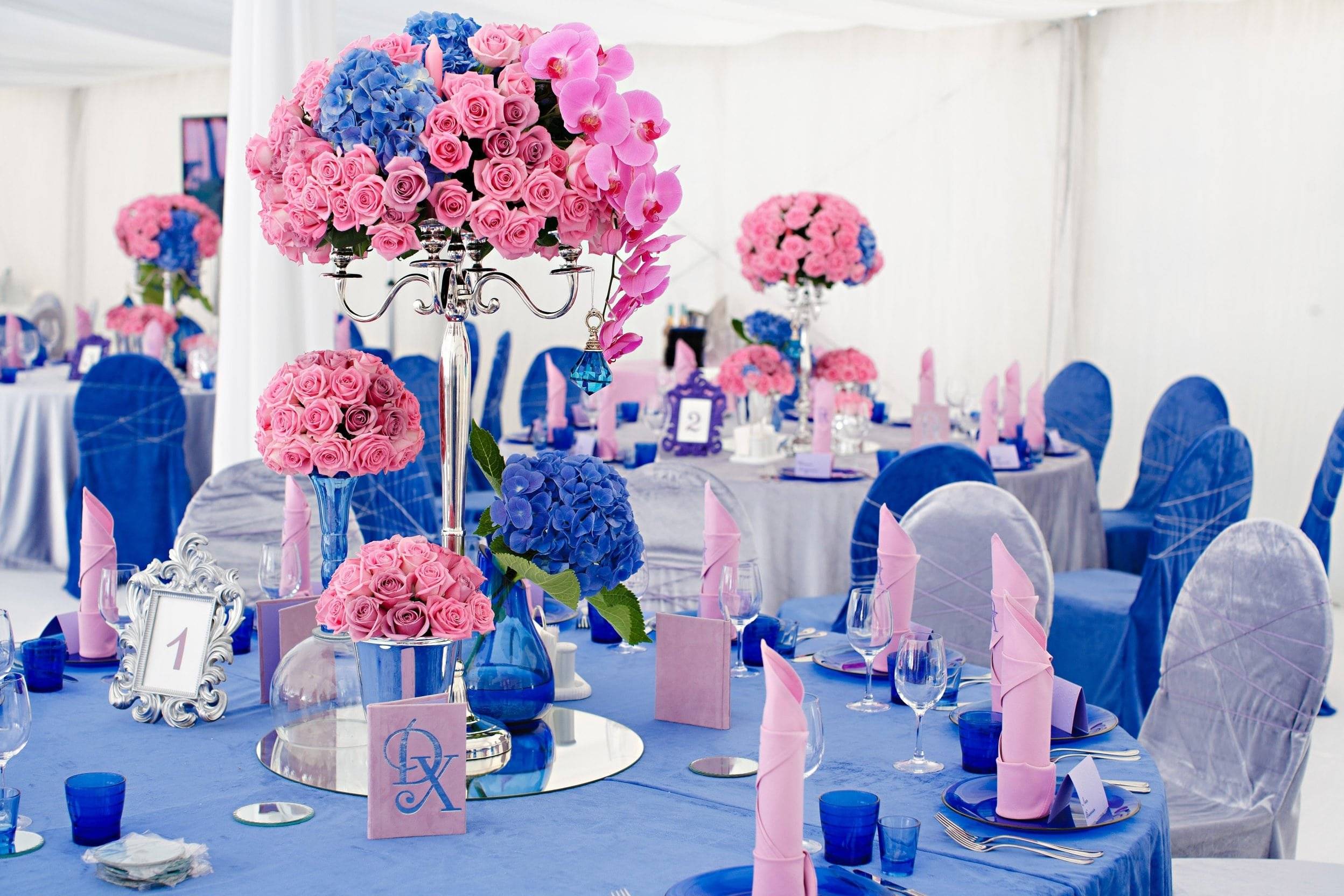 Украшение зала цветами. Украшение стола. Украшение свадебного банкета. Украшение стола в голубом цвете. Идеи оформления зала