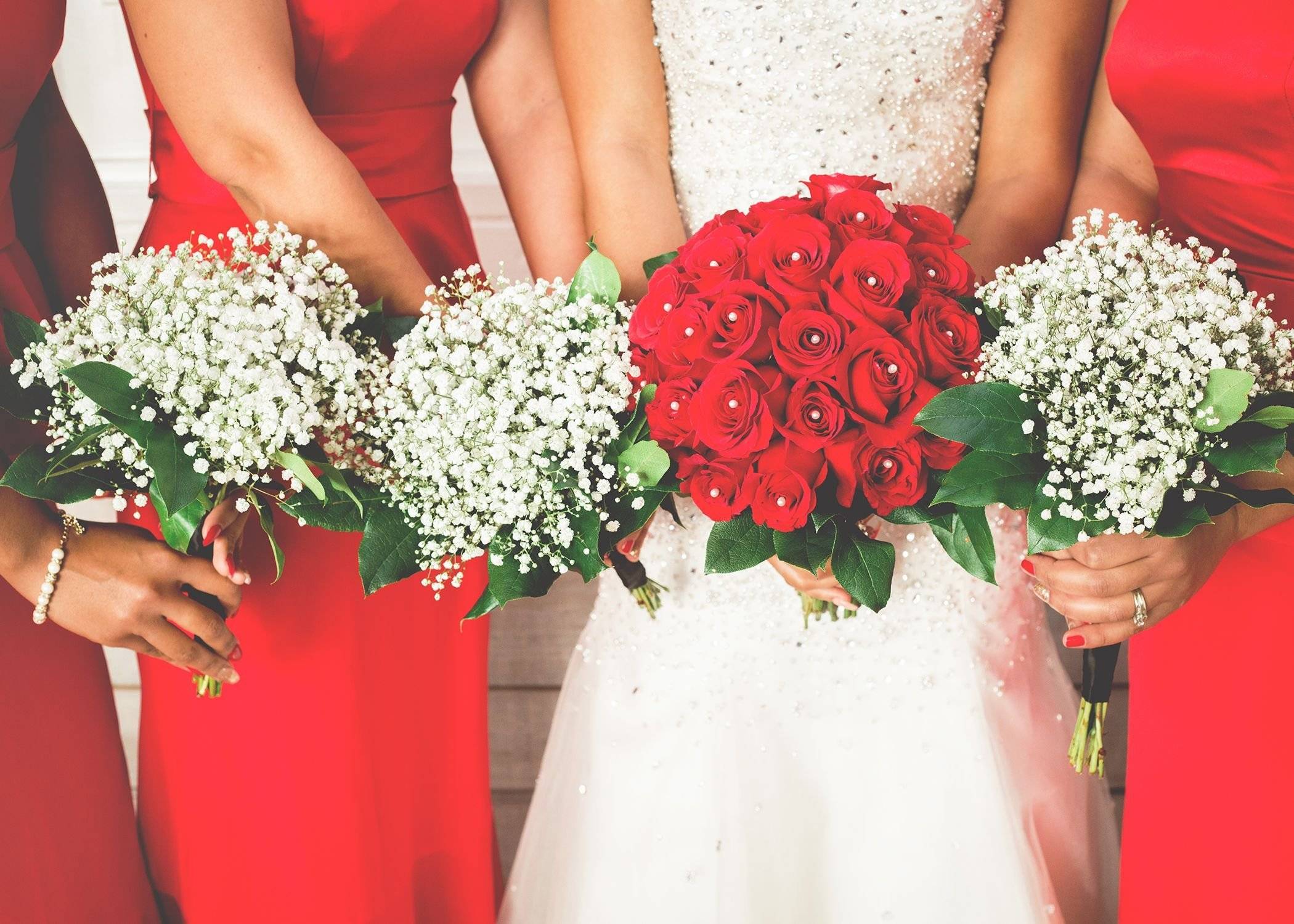 Красный букет невесты - с какими цветами и оттенками сочетается (фото)