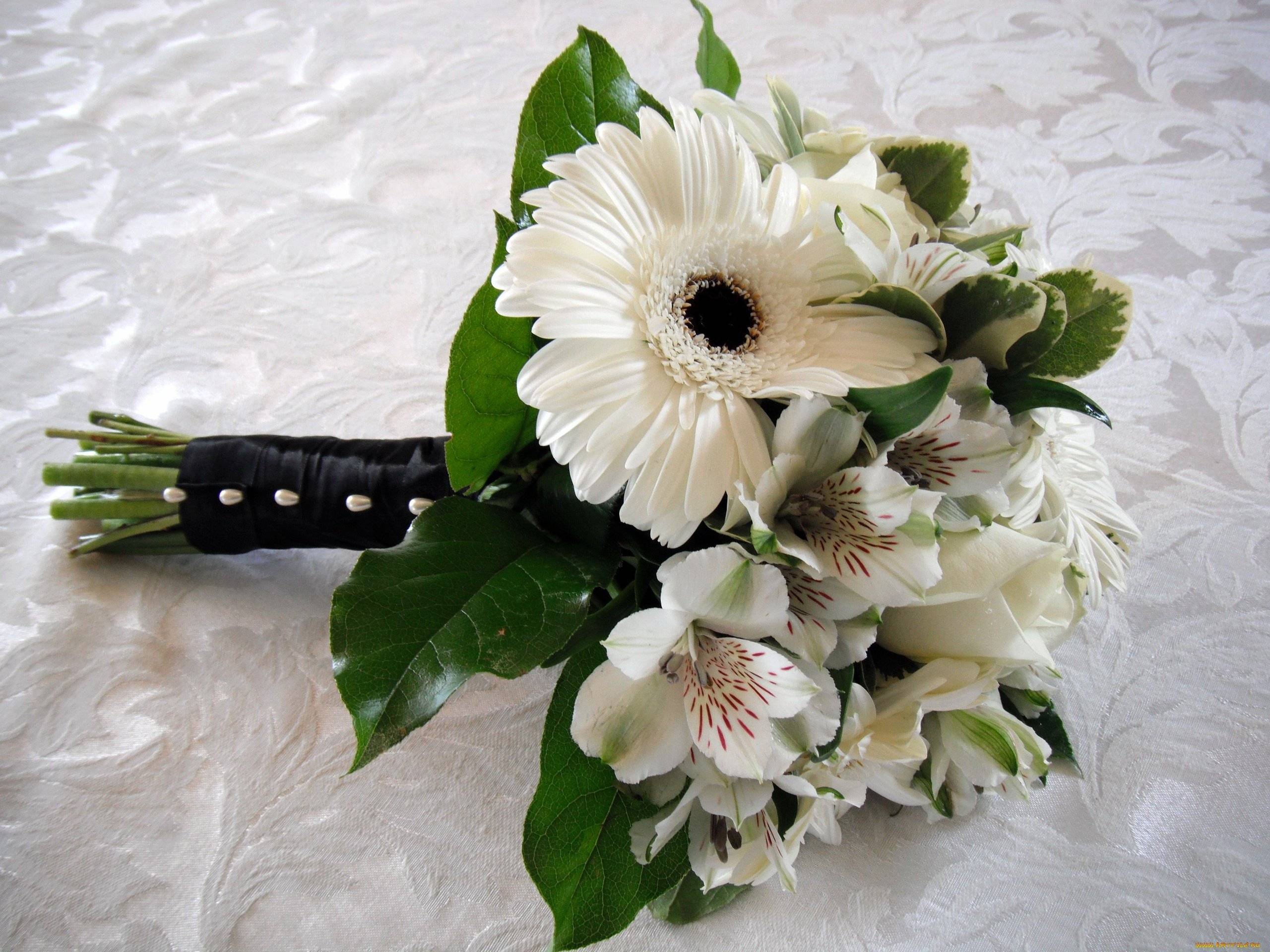 Свадебный букет из гербер в тренде [2022] для невесты ? с белыми розами & красными хризантемами – фото