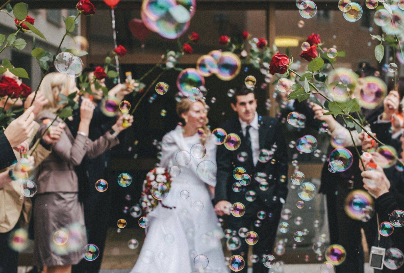 Свадебная фотосессия с шарами и мыльными пузырями