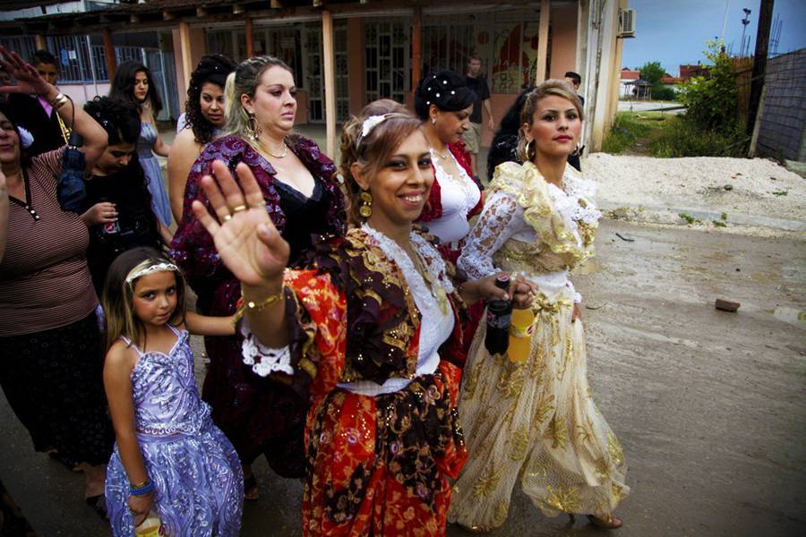 Невесте 14 лет, жених на 3 года младше. свадьба цыган в новосибирске — традиции не меняются (21 фото + 1 видео)