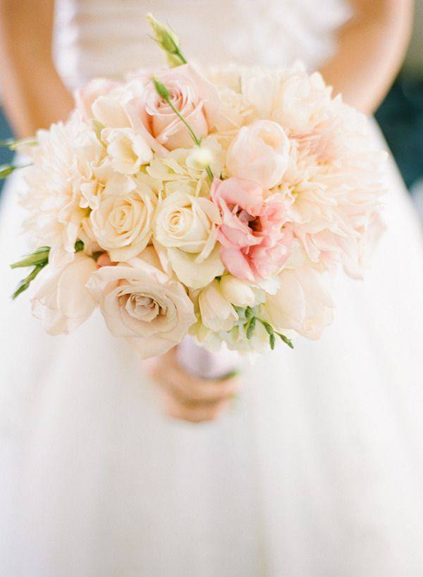 Свадебный букет под платье цвета айвори фото - свадебные советы