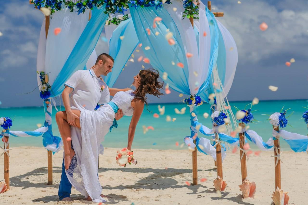 Маврикий цена на двоих. Свадьба на Мальдивах. Свадебная церемония на пляже. Свадебная церемония на Мальдивах. Свадебная фотосессия на пляже.