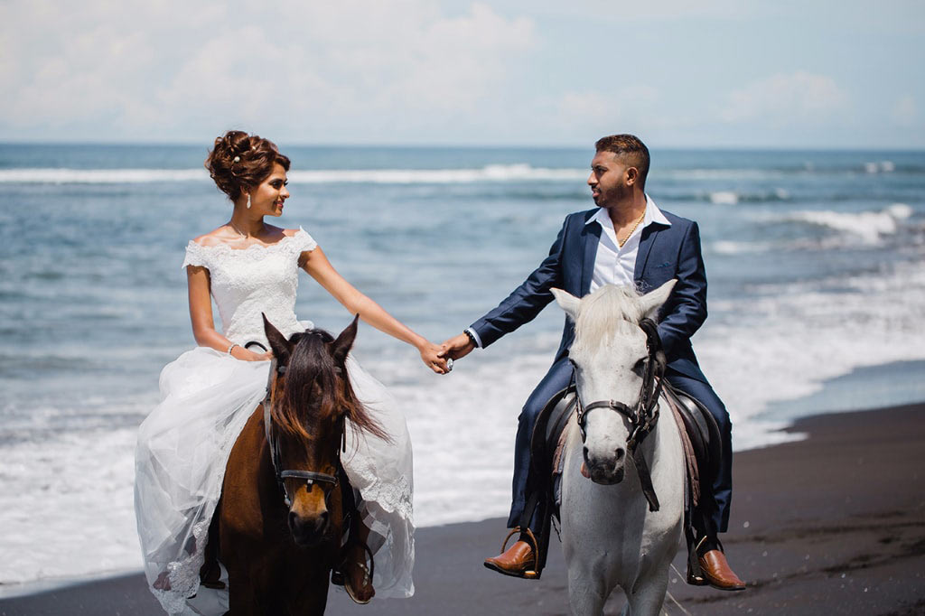 Свадебная фотосессия с лошадьми, собаками – фото и видео пример