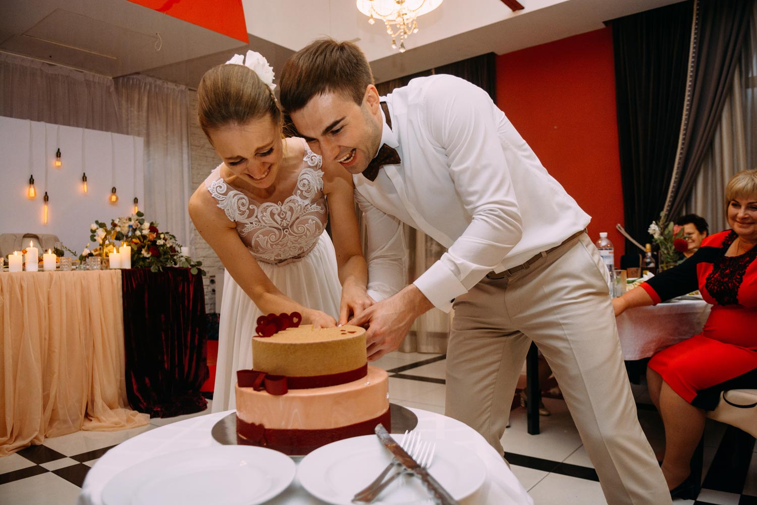 Как провести свадьбу без тамады. Разрезание свадебного торта. Молодожены режут торт. Современные конкурсы на свадьбу.