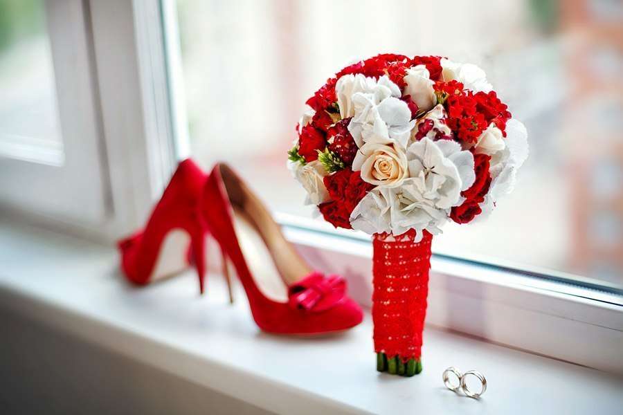 Свадьба в бело-красном цвете: страсть и невинность!