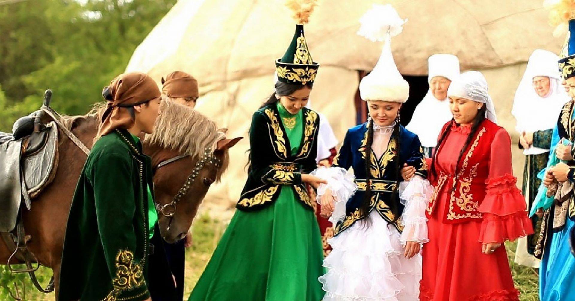 Қыздар жиналысы. Казахская традиция кыз узату. Свадьба казахов. Сватовство у казахов. Казахские Свадебные обряды и традиции.