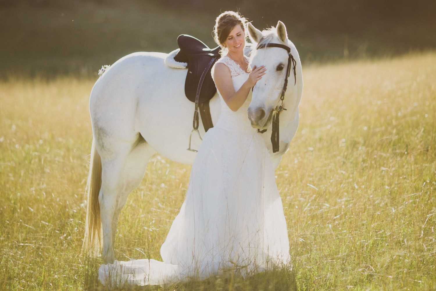 Свадебная фотосессия с лошадьми: лучшие позы и идеи