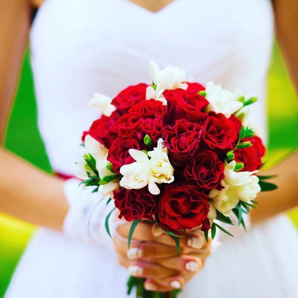 Красно-белый букет невесты: идеи оформления композиции, фото