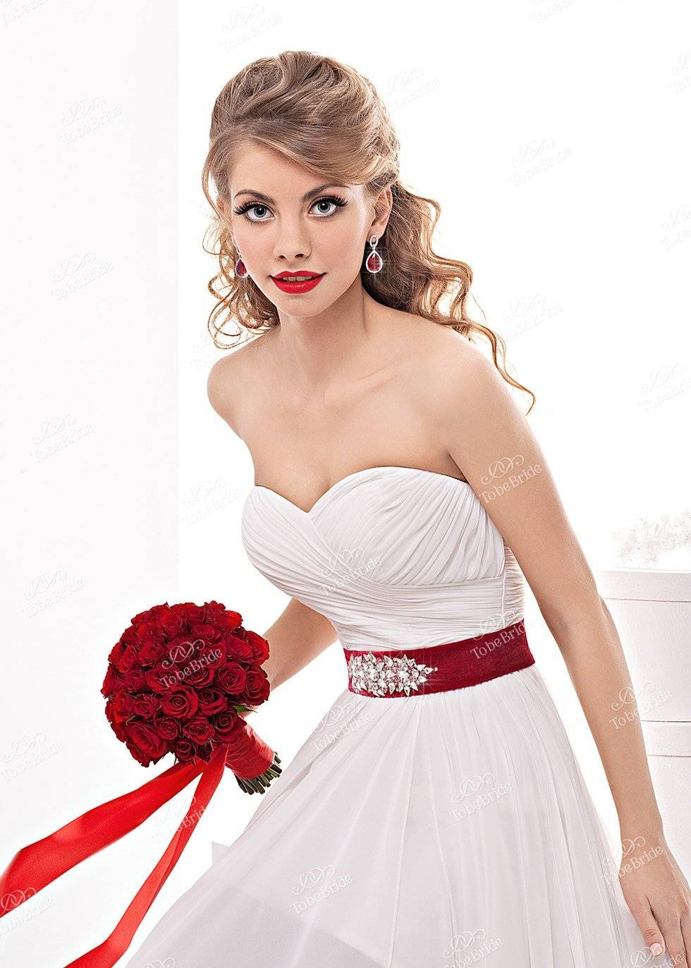 Платье с красным поясом. Свадебное платье с красным поясом. Свадебное платье белое с красным. Белое платье с красным поясом. Платье невесты с красным поясом.