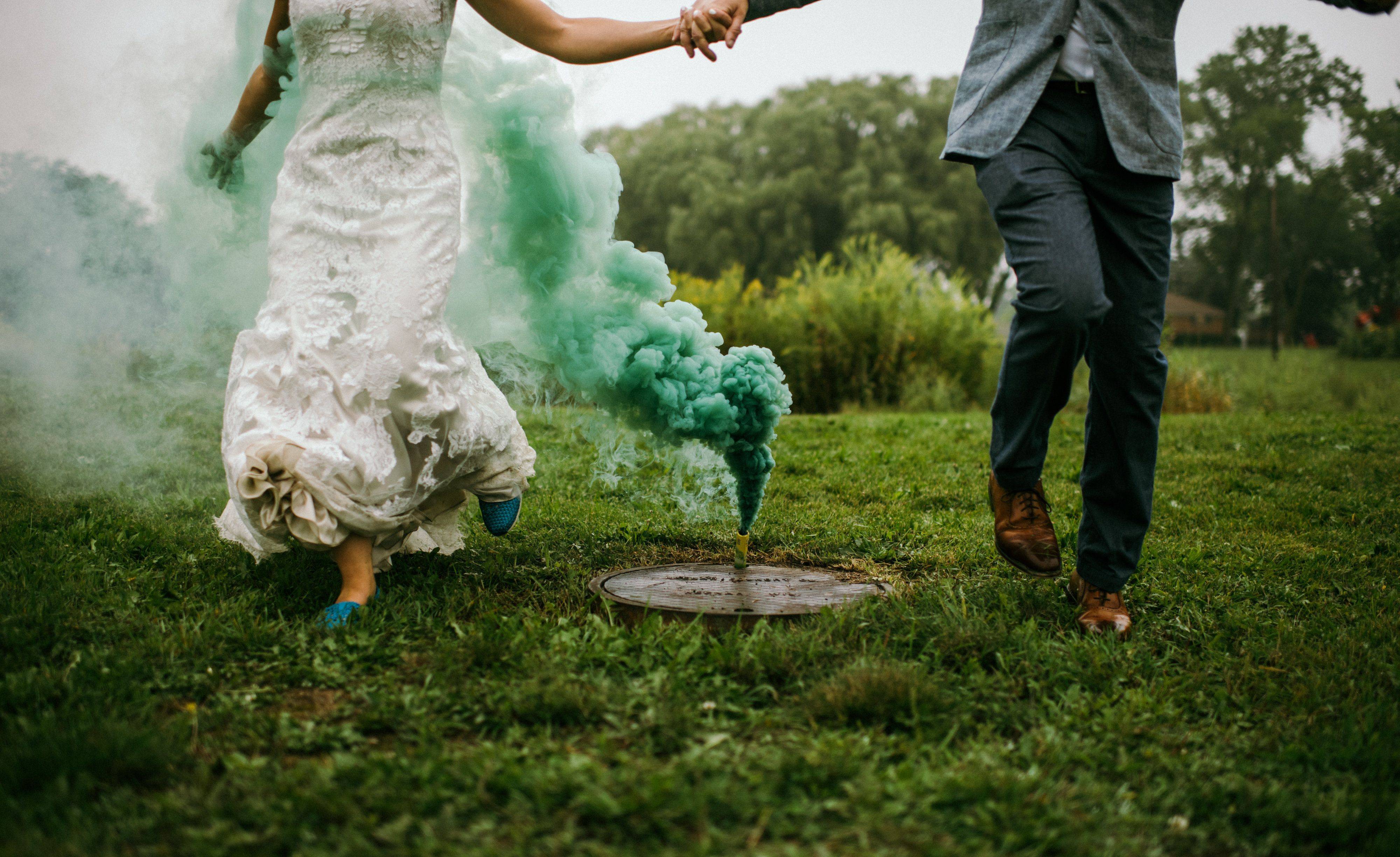 Цветной дым для свадебной фотосессии (идеи и фото)