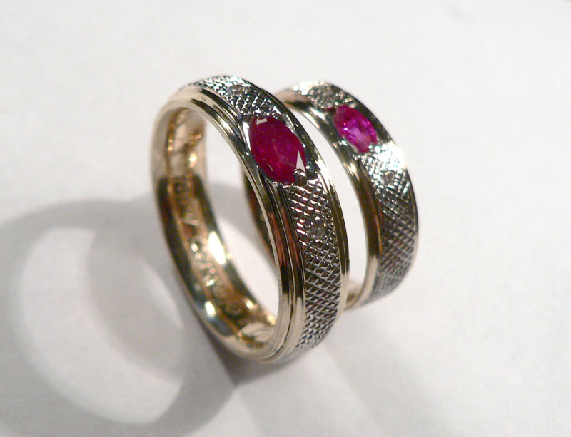 Золотые обручальные кольца с рубином: фото моделей с роскошным пурпурным камнем | ювелирное дело