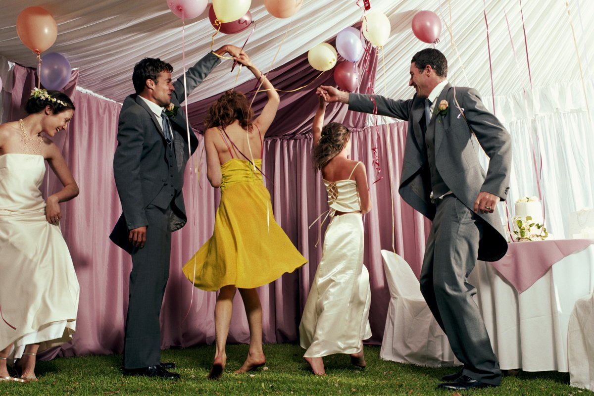 17 идей как поздравить молодоженов со свадьбой оригинально, красиво и креативно