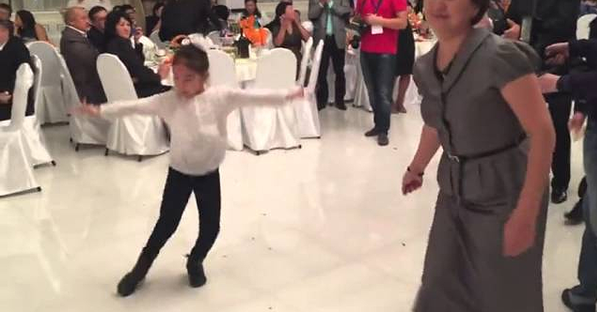 Девушки танцуют лезгинку видео. Девочка танцует лезгинку. Танцует лезгинку на свадьбе. Маленькая девочка танцует лезгинку. Маленькая девочка танец лезгинка на свадьбе.