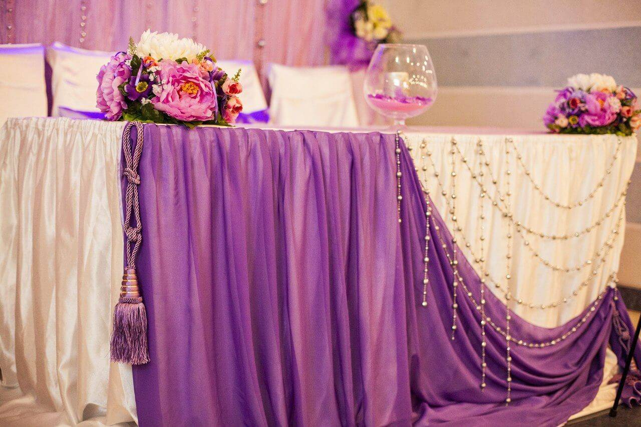 Декор свадебного стола - тканью, цветами и шарами, мастер-класс по украшению своими руками