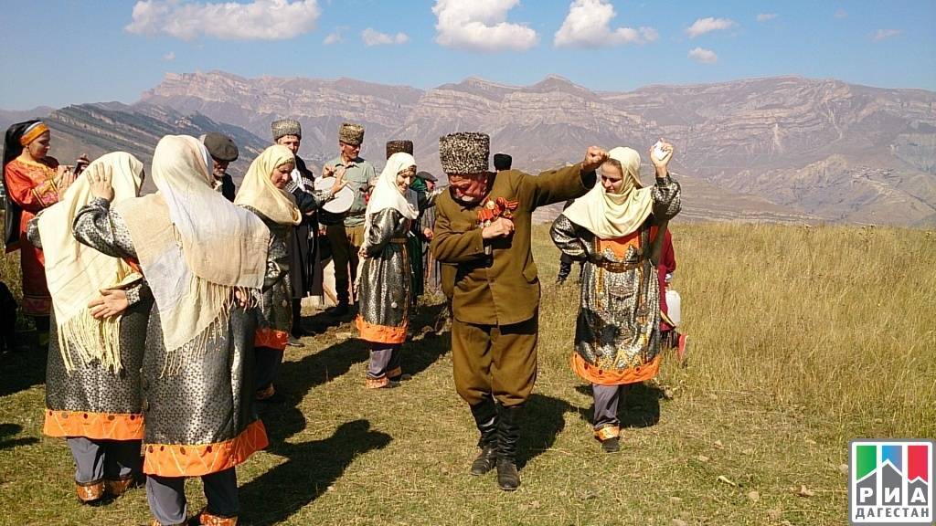 Народ даргинцы. Национальный костюм аварцев Шамильский район. Дагестан даргинцы. Традиции народов Дагестана аварцы. Дагестан лакцы.