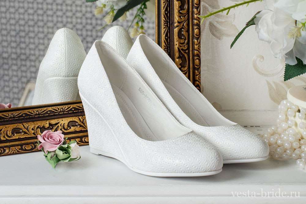 Свадебные туфли на танкетке – как выбрать модель для невесты
