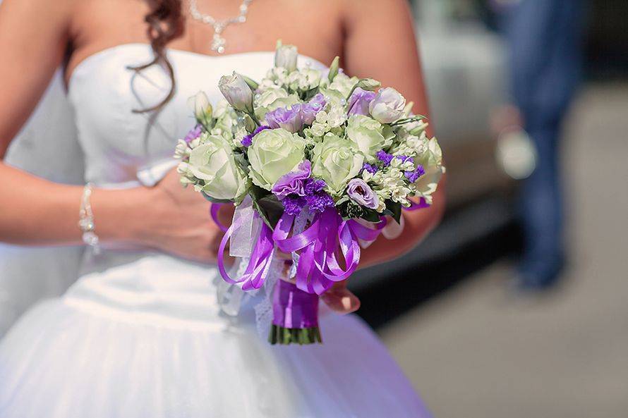 Свадебный букет невесты в сиреневых тонах – фото