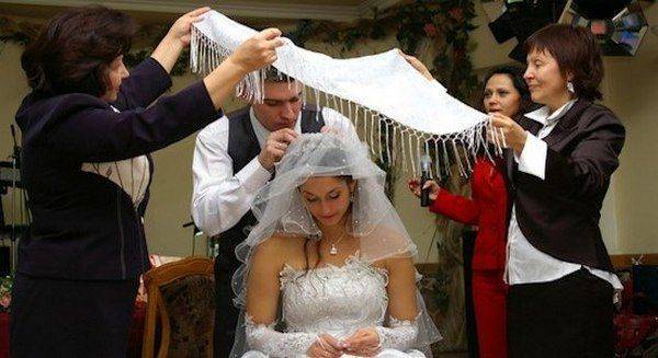 Зачем невесте фата и зачем ее снимают