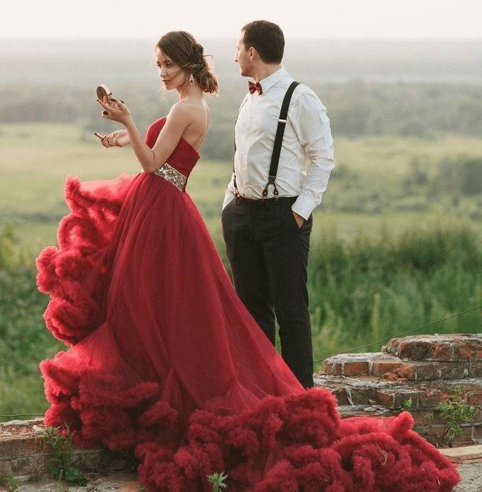 Свадьба в красном цвете - наряды жениха и невесты, идеи оформления, фото
