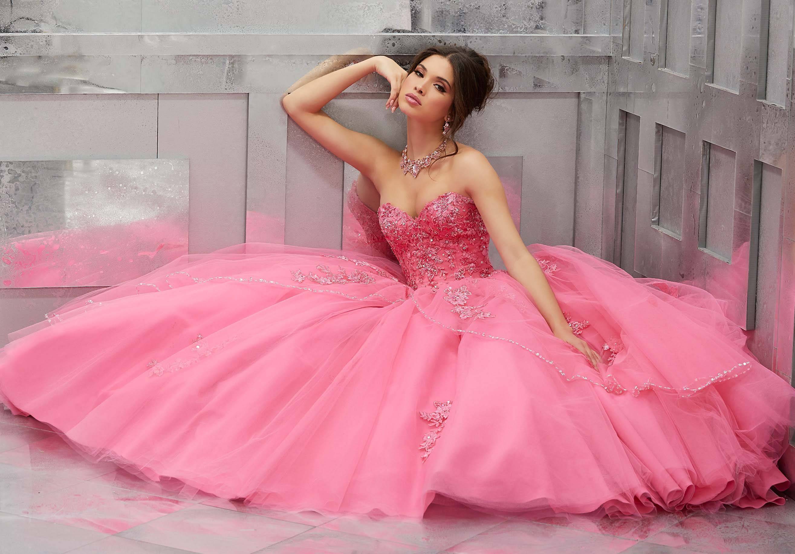 Видео розовое платье. Платье розовое. Розовое свадебное платье. Нежно розовое платье. Девушка в розовом платье.
