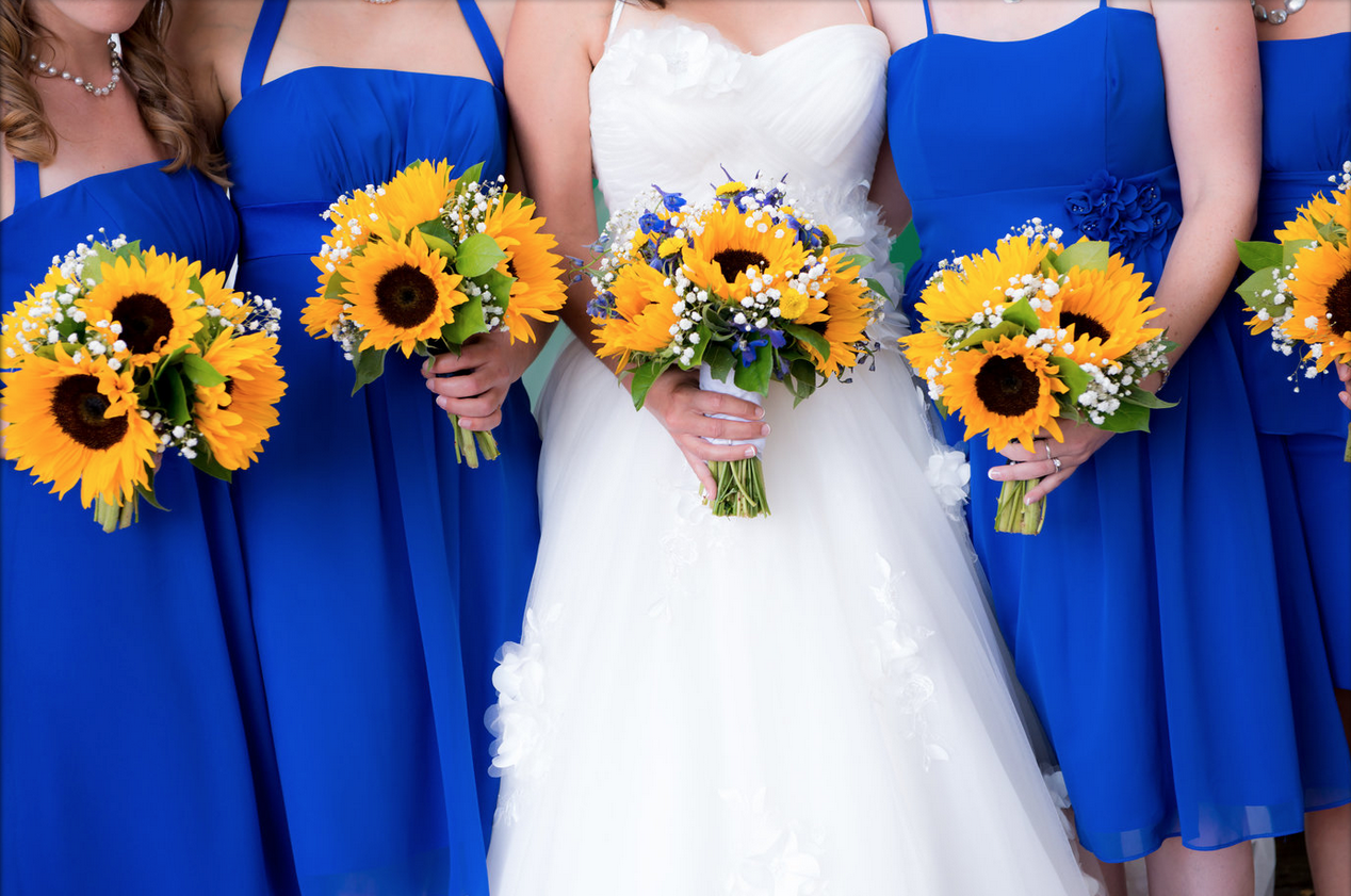 Как составить свадебный букет голубого цвета