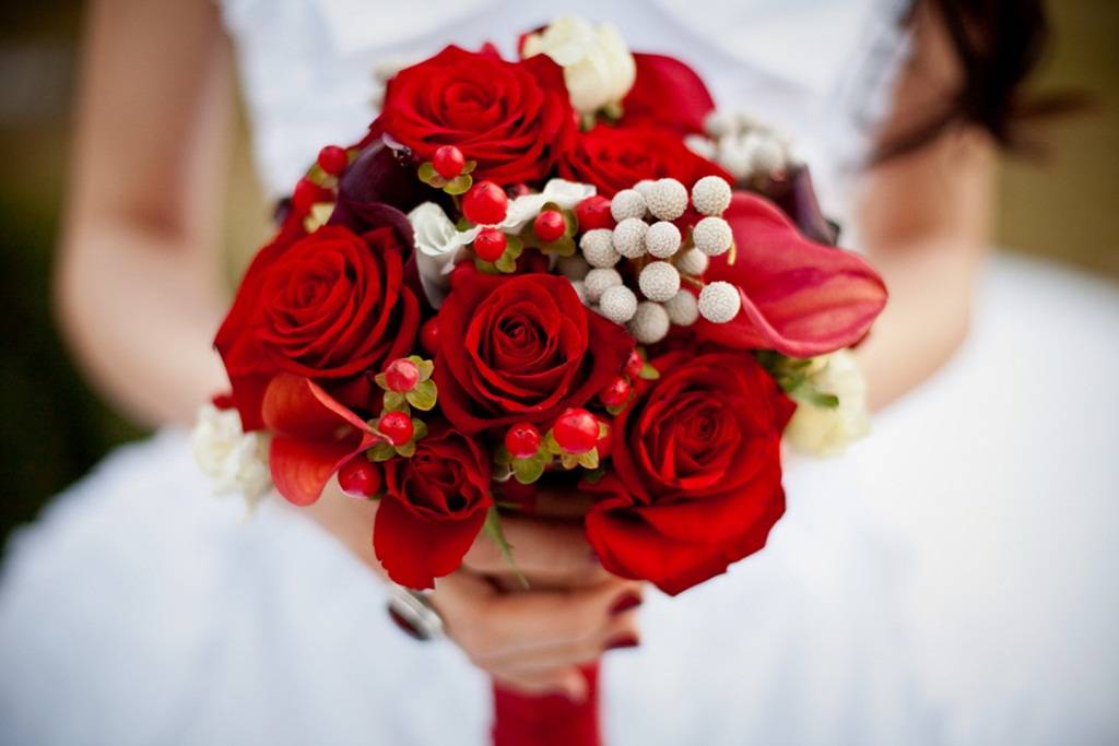 Свадебный букет из роз - с альстромерием, хризантемами