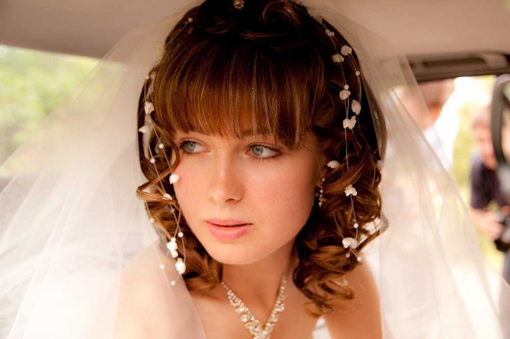 Обзор стильных свадебных причесок на короткие волосы с челкой