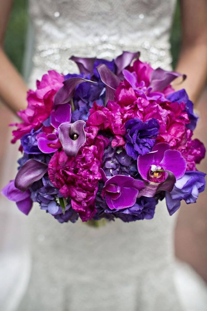Фиолетовый букет невесты – новые тенденции свадебной моды